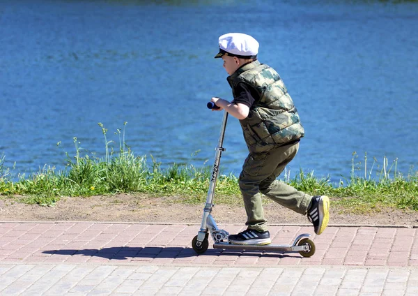 2018 Moskou Rusland Een Kleine Jongen Rijden Met Een Scooter — Stockfoto