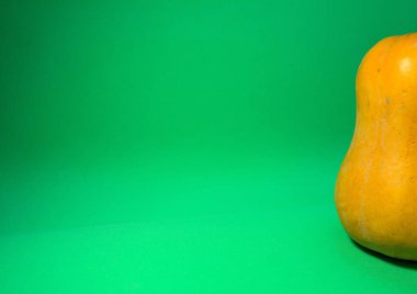 İki turuncu kabak yeşil bir arka plan üzerinde. Sebze tatil semboller. 