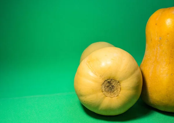 Duas Abóboras Laranja Fundo Verde Legumes Como Símbolos Férias — Fotografia de Stock