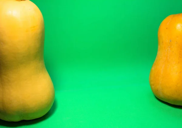 Dos Calabazas Color Naranja Sobre Fondo Verde Verduras Como Símbolos — Foto de Stock