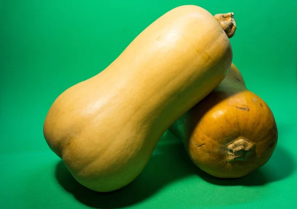 Dos Calabazas Color Naranja Sobre Fondo Verde Verduras Como Símbolos — Foto de Stock