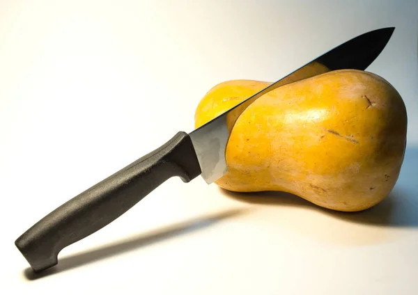 Una Calabaza Naranja Sobre Fondo Blanco Corta Con Cuchillo Verduras — Foto de Stock