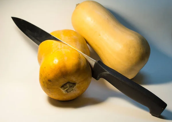 Dos Calabazas Color Naranja Sobre Fondo Blanco Una Las Cuales — Foto de Stock