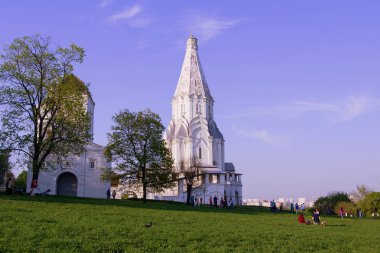 2018.05.05, Moscow, Rusya Federasyonu. UNESCO Dünya Mirasları, Rusya'da. Moskova'nın tarihi mimarisi. Rusya'nın ünlü gezi. Eski bir kilise ve ağaçlar erken bahar. 