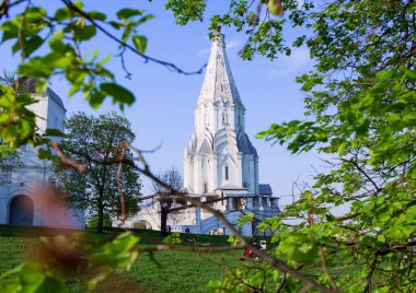 2018.05.05, Moscow, Rusya Federasyonu. UNESCO Dünya Mirasları, Rusya'da. Moskova'nın tarihi mimarisi. Rusya'nın ünlü gezi. Eski bir kilise ve ağaçlar erken bahar. 