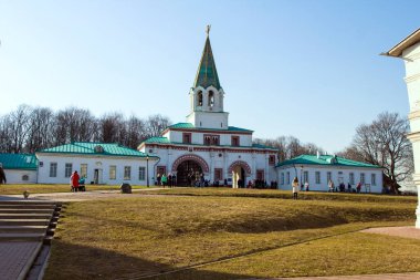 Odalar ve erken baharda Saat Kulesi ile eski Kraliyet gayrimenkulün ön kapıları. Gezi ve Rusya'nın müze. Moskova'nın tarihi mimarisi.