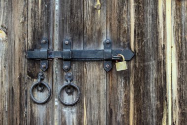 doku eski ahşap giriş kapısı büyük bir kilit ile. Parkta yaşlı bir ahşap kapı.