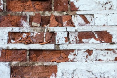 Eski bir tuğla duvar parçası. Eski bir beyaz ve kırmızı tuğla duvar dokusu.