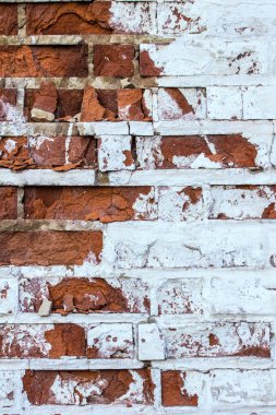 Eski bir tuğla duvar parçası. Eski bir beyaz ve kırmızı tuğla duvar dokusu.