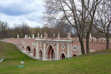 Rusya'da Gotik Revival mimarisi. Resim Köprüsü Tsaritsyno Park Moskova'da. Rusya'da Royal Konutları.