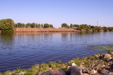Sonbaharda Moskova Parkı setin Nehri profili. Moskova cityscape Nehri ile.