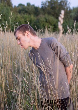 çim tatma genç bir adam portresi.