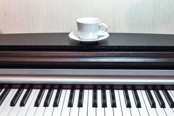 Une Soucoupe Blanche Une Tasse Thé Sur Museau Ouvert Piano — Photo