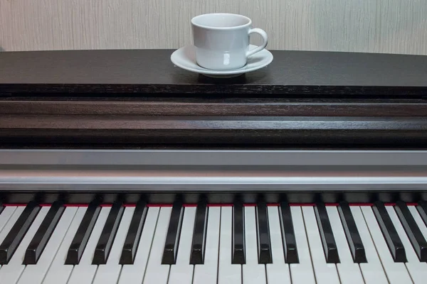 Une Soucoupe Blanche Une Tasse Thé Sur Museau Ouvert Piano — Photo