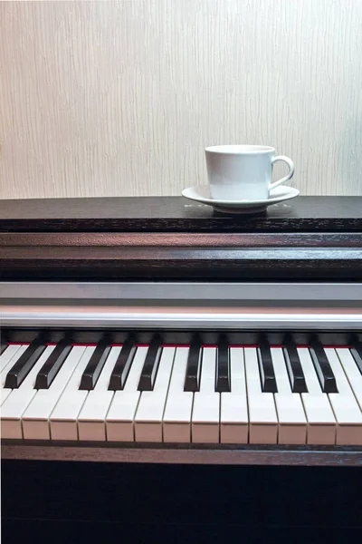 Une Soucoupe Blanche Une Tasse Thé Sur Museau Ouvert Piano — Photo