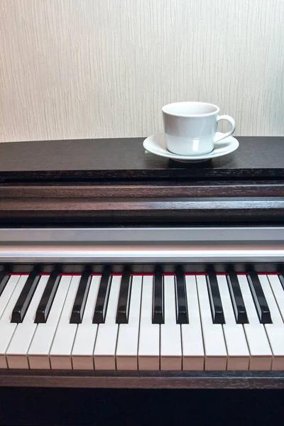Une Soucoupe Blanche Une Tasse Thé Sur Museau Ouvert Piano — Photo