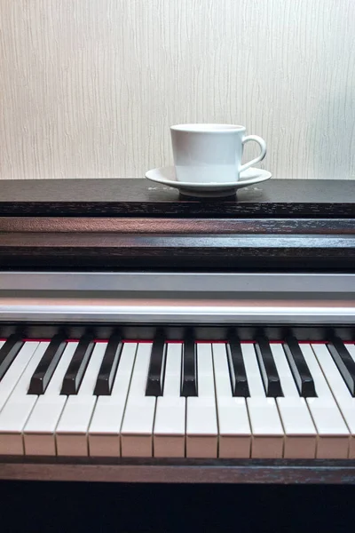 Une Soucoupe Blanche Une Tasse Thé Sur Museau Ouvert Piano — Photo