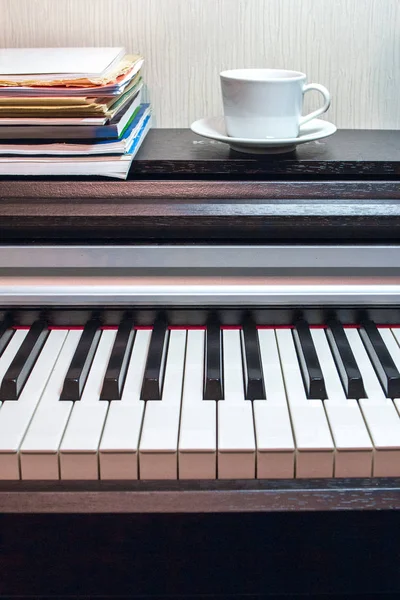 Piyano Notalar Beyaz Bir Daire Yığını Kas Üzerinde Çay Açıldı — Stok fotoğraf