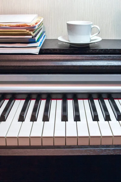 Una Pila Partituras Platillo Blanco Una Taza Piano Abierto Músculo — Foto de Stock