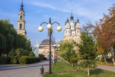 10.19.2018, Kaluga, Rusya Federasyonu. Eski bir güzel kilise sonbahar ağacın arkasında. Rusya'nın dini mimari. Rusya'nın ünlü Şehirler seyahat.