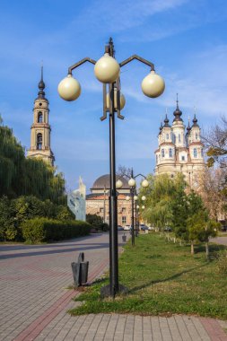 10.19.2018, Kaluga, Rusya Federasyonu. Eski bir güzel kilise sonbahar ağacın arkasında. Rusya'nın dini mimari. Rusya'nın ünlü Şehirler seyahat.