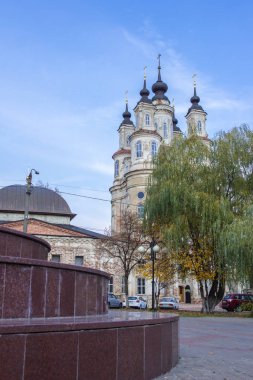 10.19.2018, Kaluga, Rusya Federasyonu. Eski bir güzel kilise sonbahar ağacın arkasında. Rusya'nın dini mimari. Rusya'nın ünlü Şehirler seyahat.