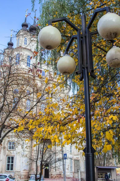 2018 Kaluga Rússia Uma Igreja Velha Bonita Atrás Árvore Outono — Fotografia de Stock