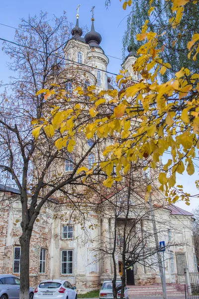 2018 ロシアのカルーガ 秋の木の後ろに古い美しい教会 ロシアの宗教建築 ロシアの有名な都市を回ってください — ストック写真