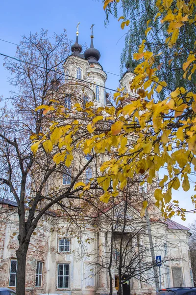 2018 Καλούγκα Ρωσία Μια Όμορφη Παλιά Εκκλησία Πίσω Από Φθινόπωρο — Φωτογραφία Αρχείου