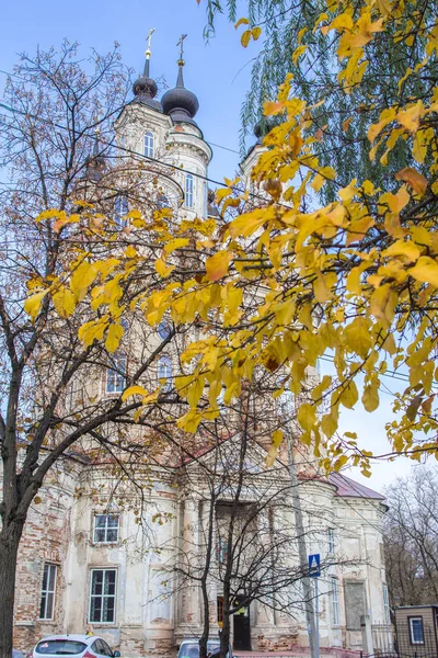 2018 Kaluga Russia Una Vecchia Bella Chiesa Dietro Albero Autunnale — Foto Stock