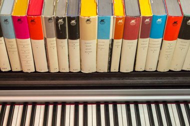 11.14.2018, Moscow, Rusya Federasyonu. Kitap piyano çalarım. Edebiyat ve müzik kavramı.