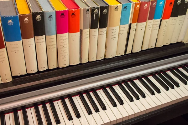 2018 Moscú Rusia Libros Piano Concepto Literatura Música — Foto de Stock