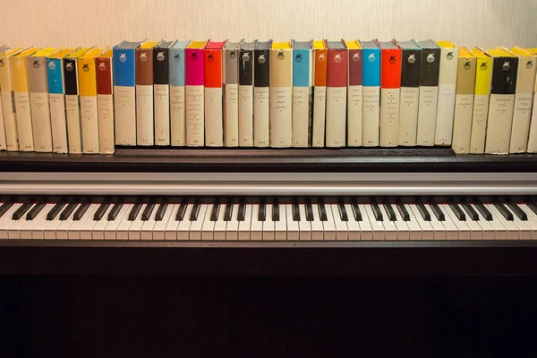 2018 Moskva Ryssland Böcker Piano Begreppet Litteratur Och Musik — Stockfoto