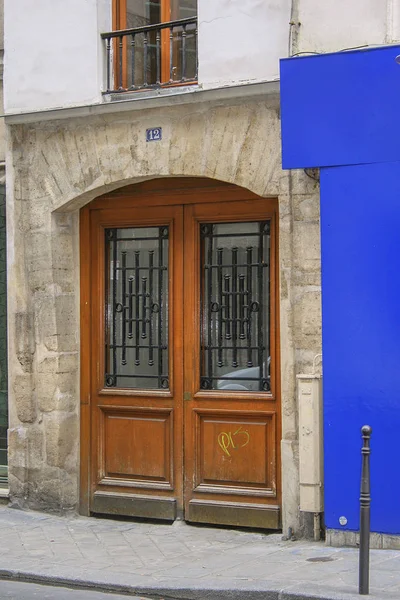 05.02.2008, Paris, Fransa. Giriş kapısı duvar ve bina. CAF evin zemin katında.