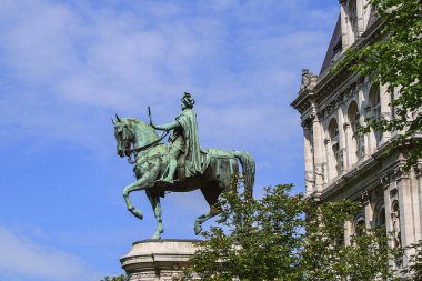 Paris 'teki Ville Oteli' nin oradaki binicinin heykeli. Fransa 'yı gezmek. Paris Belediye Binası.