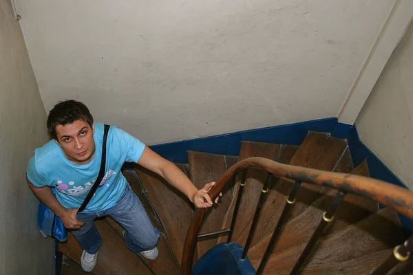 2008 Paris Frankreich Ein Junger Mann Steht Auf Der Treppe — Stockfoto