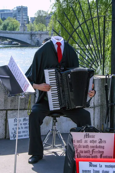Figura Fisarmonicista Senza Testa Che Suona Sul Ponte Passeggiando Parigi — Foto Stock