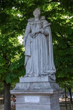 Parkta tarafından Paris Notre Dame tarihi kişi heykel. Fransa etrafında seyahat.