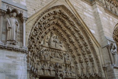Aziz Notre-Dame cephe portal içinde. Paris mimari manzaraları.