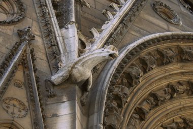 Aziz Notre-Dame cephe portal içinde. Paris mimari manzaraları.