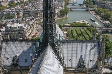 Katedral Spire yukarıdan izlendi. Katedral mimari unsurları.