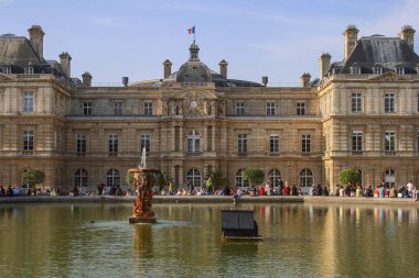 05.03.2008, Paris, Fransa. Cephe Lüksemburg Sarayı ve Çeşme önünde. Fransa'nın gezi.