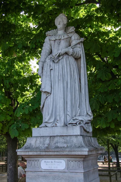 パリのノートルダム大聖堂で公園で歴史上の人物の彫刻 フランスを旅行します — ストック写真