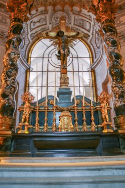 05.04.2008, Paris, Fransa. Fransa etrafında seyahat. Dini öğeler ve simgeler ile iç 