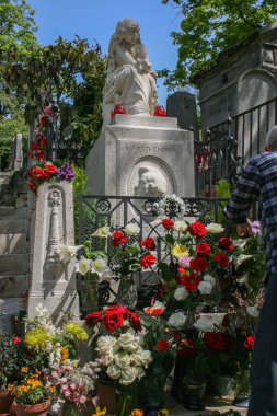 05.04.2008, Paris, Fransa. Paris gezileri. Eski Paris yürüyüş. Ünlüleri Pere Lachaise Mezarlığı Türbesi.