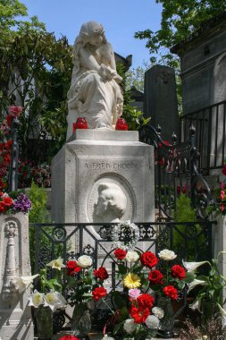 05.04.2008, Paris, Fransa. Paris gezileri. Eski Paris yürüyüş. Ünlüleri Pere Lachaise Mezarlığı Türbesi.