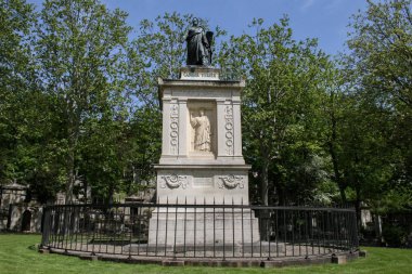 05.04.2008, Paris, Fransa. Paris gezileri. Eski Paris yürüyüş. Ünlüleri Pere Lachaise Mezarlığı Türbesi.