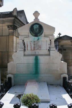 05.04.2008, Paris, Fransa. Paris gezileri. Eski Paris yürüyüş. Ünlüleri Pere Lachaise Mezarlığı Türbesi.