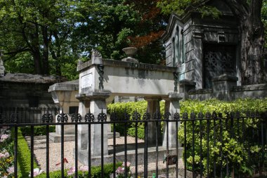 05.04.2008, Paris, Fransa. Paris gezileri. Eski Paris yürüyüş. Ünlüleri Pere Lachaise Mezarlığı Türbesi.