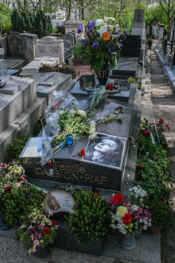 05.04.2008, Paris, Fransa. Paris gezileri. Eski Paris yürüyüş. Ünlüleri Pere Lachaise Mezarlığı Türbesi.